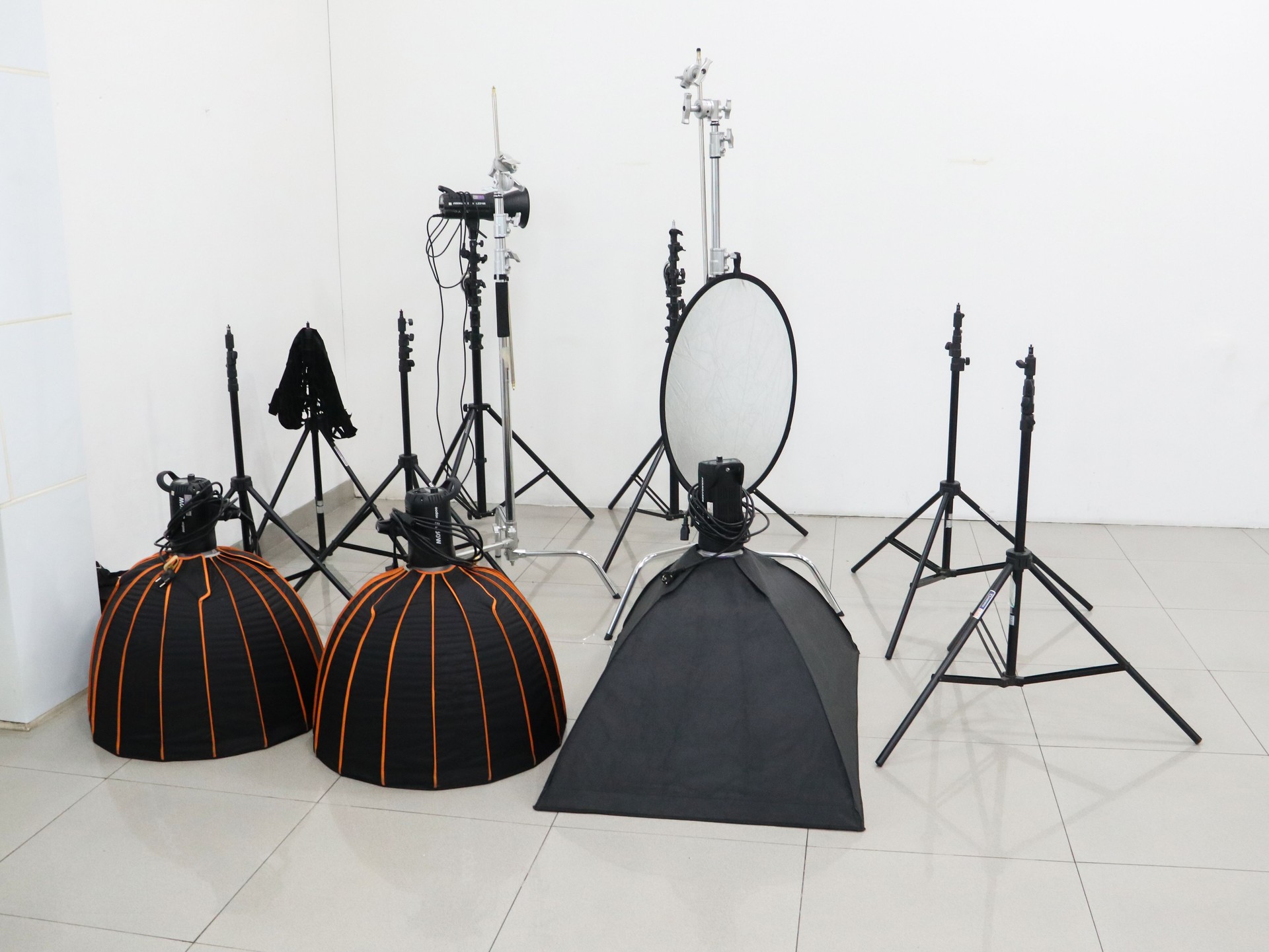 Photography studio equipment, lighting tools, softbox, beauty dish, reflectors, umbrellas,led panels and white walls