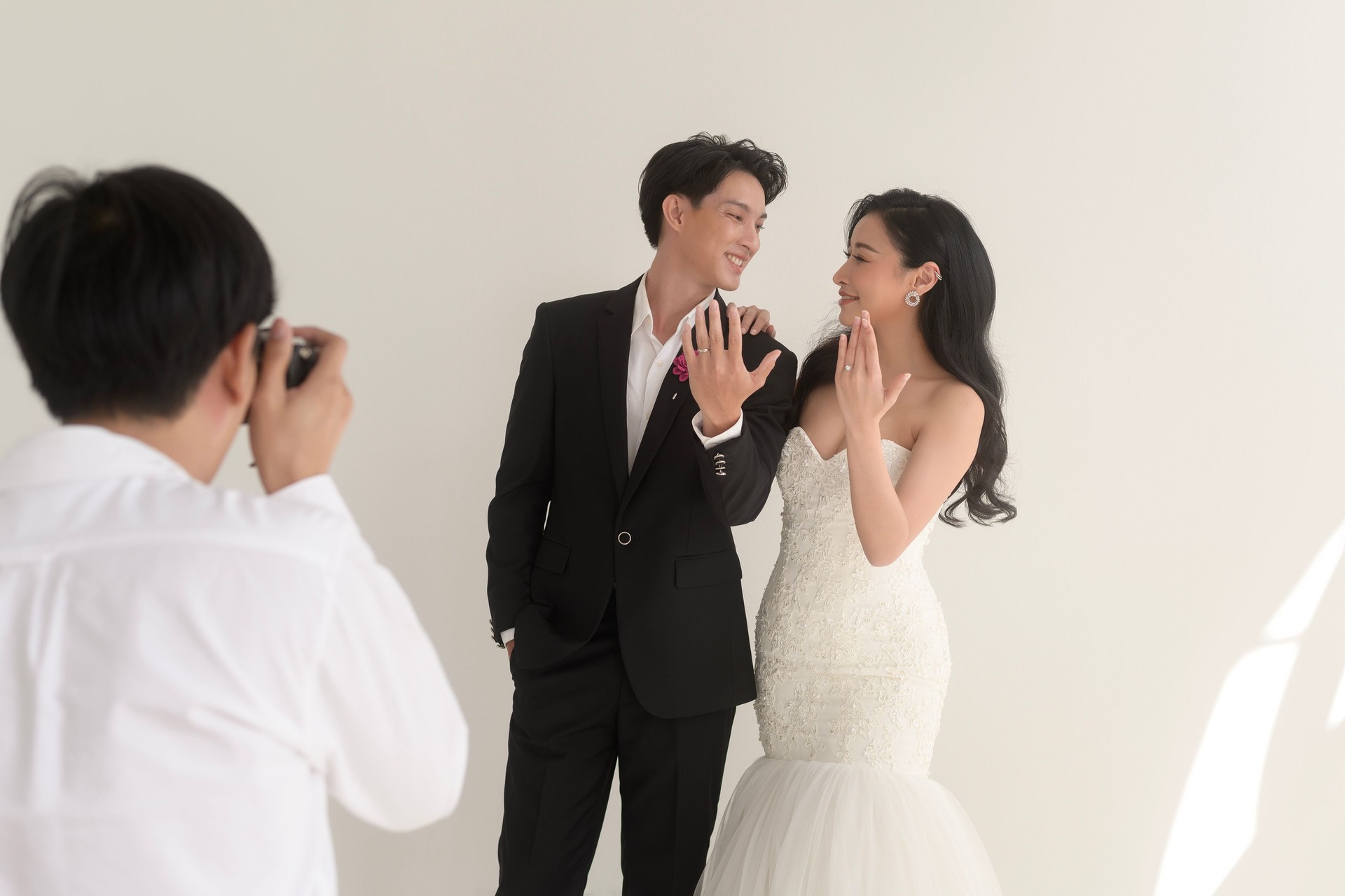 Photographer taking pictures of bride and groom in wedding ceremony, Love ,Romantic and wedding proposal concept.